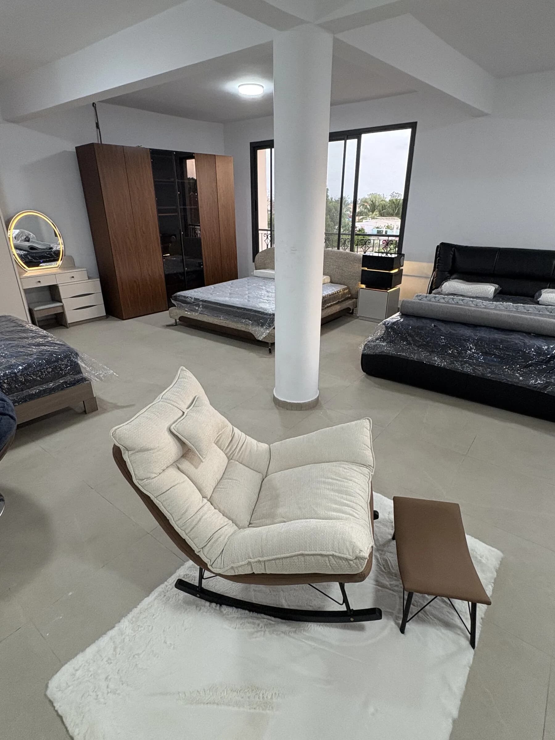 Fauteuil à bascule capitonné crème avec repose-pieds assorti