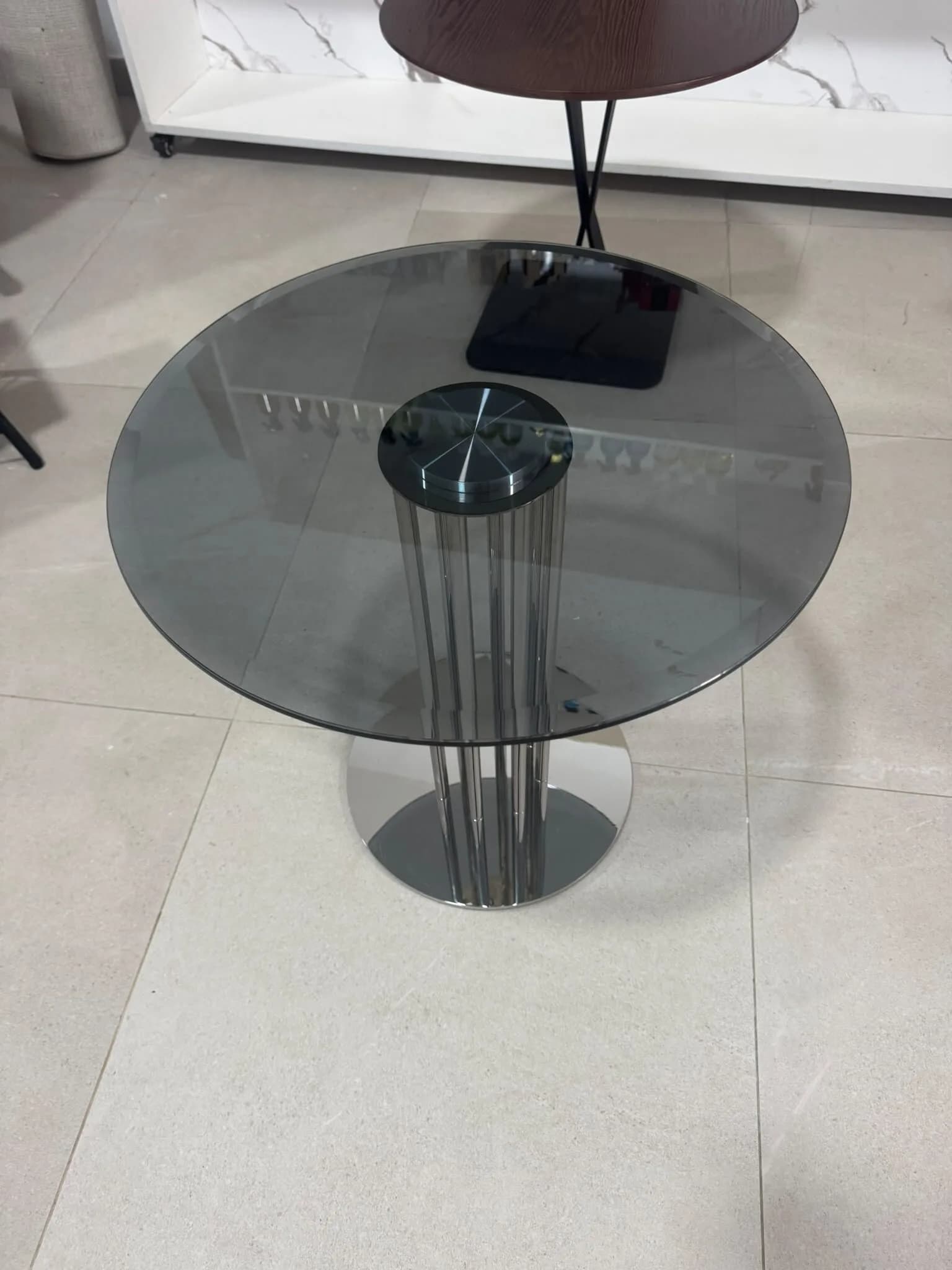 Table d'appoint ronde au plateau en verre fumé sur colonnes chromées