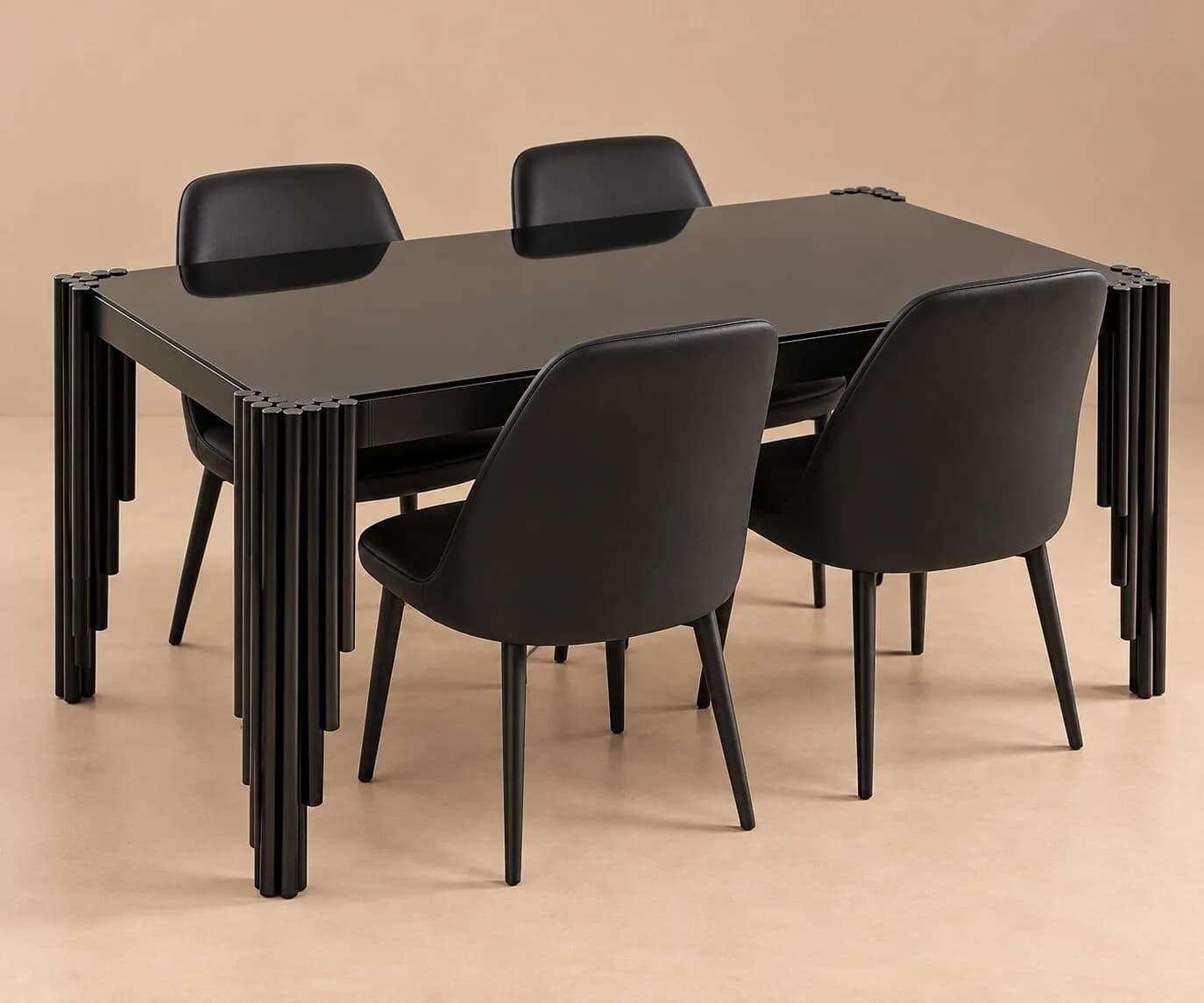 Table à manger laquée noire et quatre chaises en similicuir noir
