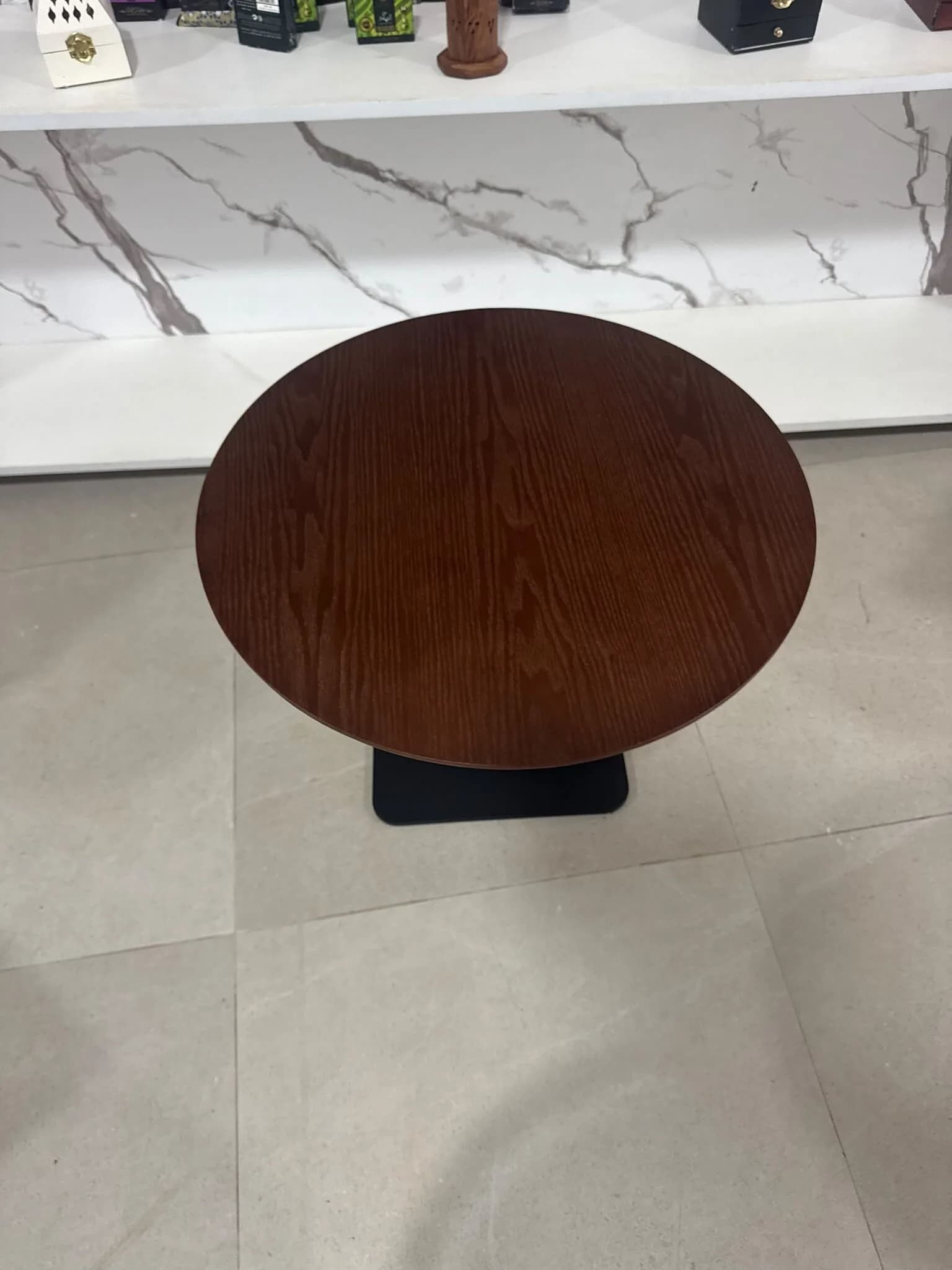 Table bistrot ronde au plateau en noyer sur pied central noir