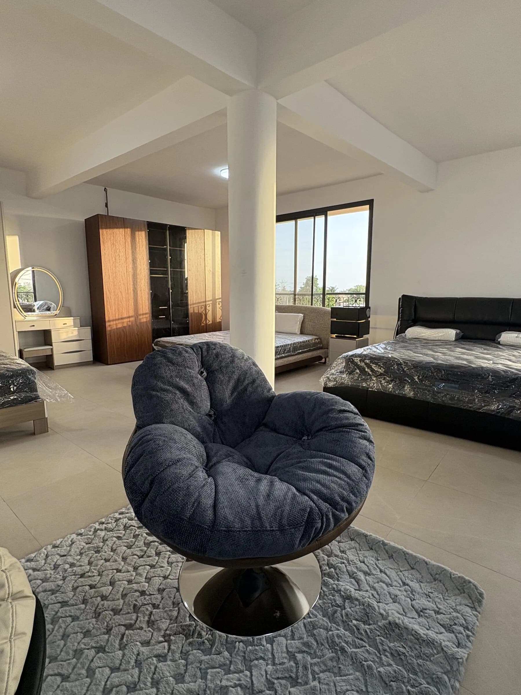 Fauteuil cocon pivotant en tissu bleu nuit sur pied chromé — vue 2