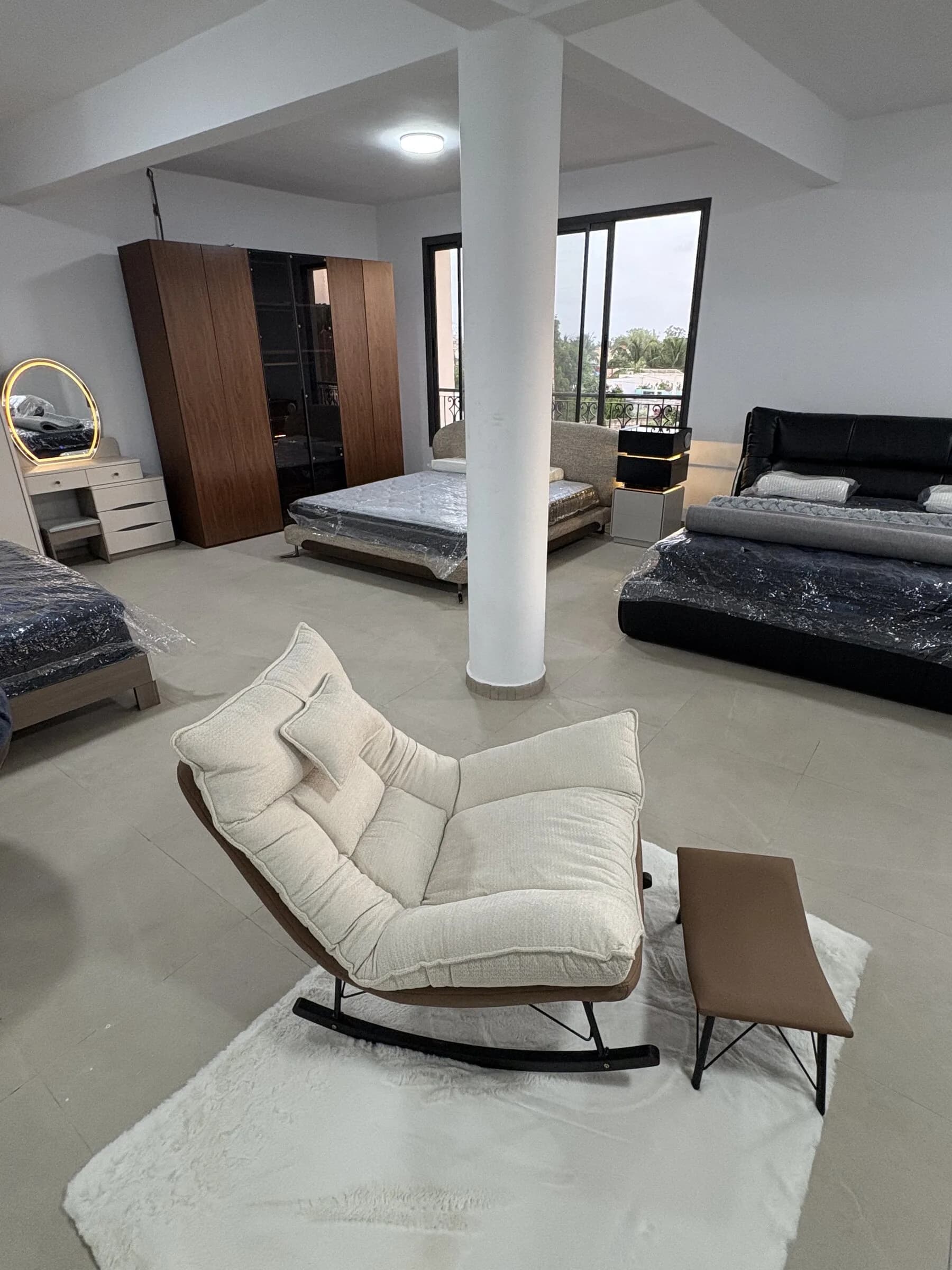 Fauteuil à bascule capitonné crème avec repose-pieds assorti — vue 2