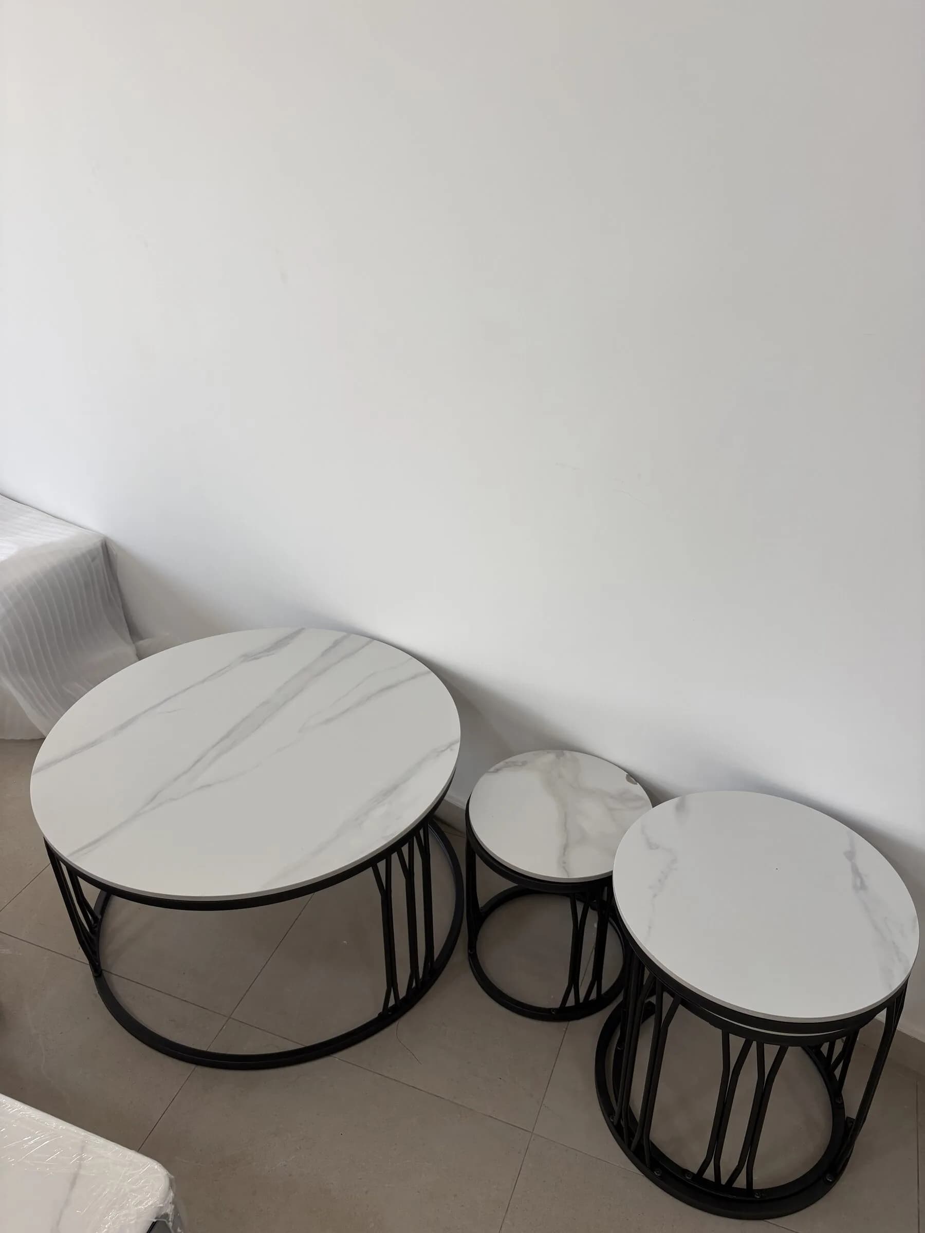 Ensemble de tables gigognes rondes effet marbre blanc sur structure métal noir — vue 2