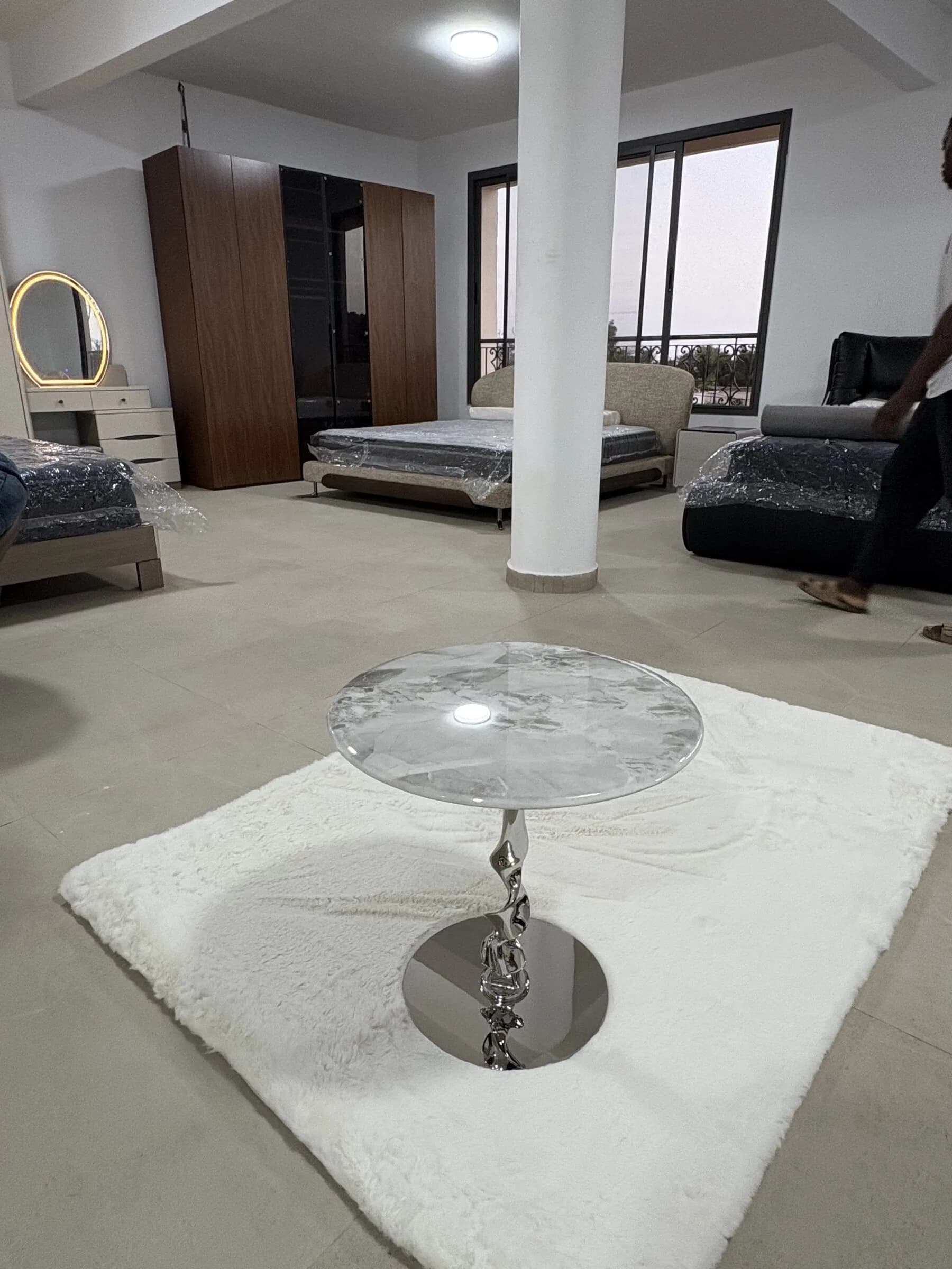 Guéridon rond au plateau en marbre blanc veiné et pied sculpté chromé — vue 3